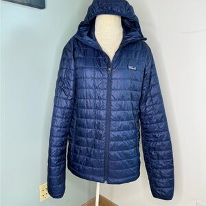 Men’s navy blue Patagonia, hooded puffer jacket.  Zip Front closure. Sz M